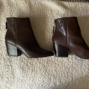 Cute brown boots size 7
